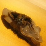 すが弥 - 鹿島産の煮蛤。穴子は目当てのものがなく、今夜は蛤でした