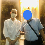 すが弥 - ご夫婦の写真を撮影しようとしたところ、女将から『たまにはxxxさんも』と言われ顔出しならぬ腹出しするラッコ