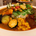 51 CURRY CAFE - 夏野菜盛り盛り豆のあっさりカリーとスパイシーチキンカリーの２種あいがけプレートスパイスエッグトッピング