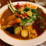 51 CURRY CAFE - 夏野菜盛り盛り豆のあっさりカリーとスパイシーチキンカリーの２種あいがけプレートスパイスエッグトッピング