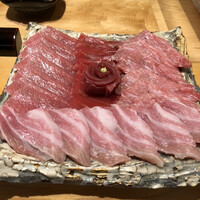 すが弥 - 左上から右に、中トロ、赤身、大トロのカマ筋、手前が大トロの蛇腹です