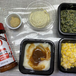 ロウリーズ・ザ・プライムリブ 大阪 - サイドディッシュ
                                ・マッシュドポテト 
                                ・クリームドコーン
                                ・クリームドスピナッチ 
                                ・フレッシュホースラディッシュ&ホイップドクリームホースラディッシュ 
                                ・シーズンドソルト