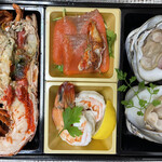 ロウリーズ・ザ・プライムリブ 大阪 - シーフードプラッター
                                ・シュリンプ、ハマグリ、スモークサーモン各2個
                                ・ロブスター半身
                                ・カクテルソース、サルサヴェルデソース、スパイシーチポトレアイオリソース