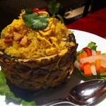タッチオブスパイス - タイのサラミと鶏肉の入ったカレー風味のパイナップルライス