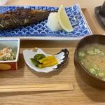 是魚日 - 添えられた小鉢はおからの小鉢、味噌汁は里芋とオクラの味噌汁です。