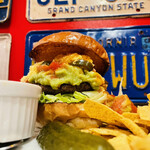 ブラザーズ - メキシカンワカモレバーガー