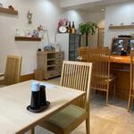 是魚日 - 店内はカウンターとテーブル席という木目の温かさを感じる落ち着いた造りになってました。
 
