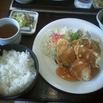 モザンビーク - 日替わりランチ、メインは白身フライと野菜の天ぷらのあんかけ