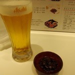 牛タンレストラン 陣中 - 生ビール ＆ 付き出し（牛タン ラー油）