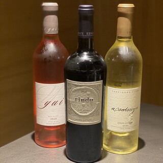 Wide variety of wines from glasses to bottles ♬