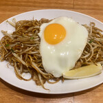 焦がし焼きそば 嬉一 - 焦がし焼きそば　並、目玉焼きトッピング