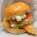 bb.q OLIVE CHICKEN cafe - ...期間限定「アボカドマスカルポーネチキンバーガー（490円）」、アボカドはペースト状のもの。。