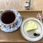 カフェエイトセンス - 向日葵ブレンドとチーズケーキ