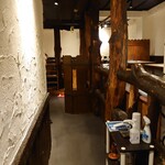 Izakaya Katsugiya - 内観④（入口から奥を望む。右側掘りごたつ席・奥テーブル席・カウンターは左側にあります。）