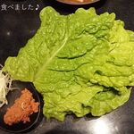 闇市 - 肉を包む“サンチュ（産地直送）は6枚で210円。