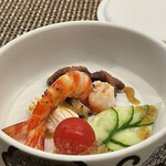 今石飯店 涼華 - 前菜
            車海老、三瀬鷄の冷菜　
            ピリ辛胡麻ソースがエビと鶏とよく合います
            