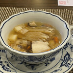 Imaishi Hanten Suzuka - 毛鹿フカヒレと干し貝柱、根菜の蒸しスープ
                        あっさりスープとフカヒレの組み合わせが面白い
                        フカヒレはこってりの方が好きかな
                        ⭐️⭐️⭐️⭐️
                        