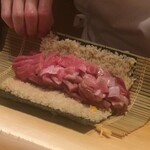 すが弥 - 今夜の鮪太巻きも絶品。沢庵がアクセントです