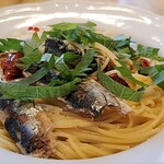 VICINO Pasta & Bar - イワシと大葉、ドライトマト