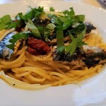VICINO Pasta & Bar - イワシと大葉、ドライトマトアップ