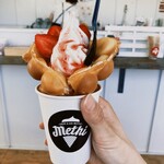 クレープアンドエッグワッフル メティ - いちごソフトクリームワッフル、ハーフサイズ