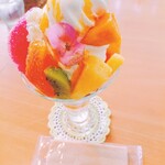 Cafe Tea's Garden - トロピカルパフェ(￥680)。
            値段に対して美味しい味でした！