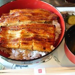 東京竹葉亭 - 鰻丼と肝吸い。鰻は見えてるだけでなく、ご飯の中にも