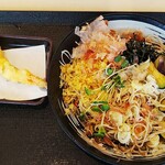 Yude Tarou Kazokamita Nadareten - 同行者の食べた冷やし薬味蕎麦（￥５８０）、海老天婦羅（￥１００）、合計が￥６８０は、やっぱりリーズナブルですね♪