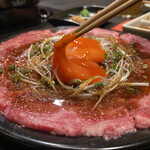 焼肉ホルモン 風土. - 和牛カルパッチョ　たまごを崩す