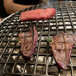 焼肉ホルモン 風土. - 奥が厚切り牛タン