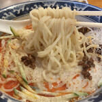 餃子と濃厚湯麺 あおば - 中細麺です