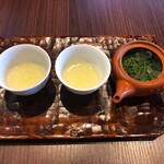 京都宇治金時や - まず最初はかき氷に使われるお茶？旨味を抽出した後のお茶を頂きましたが…衝撃のお茶？エキス？悶絶でした(^O^)／