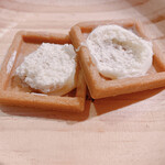 プレスバターサンド 東京駅店 - 上下のサンドを開いてみました。
                                割ってみた方がキャラメルのトロリ感が伝わったかも…