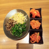 神戸牛焼肉 石田屋。Hanareの上 - ナムルとキムチの盛り合わせ