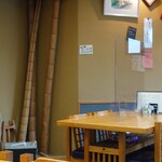 やぶ善 - 店内中央の竹が渋い。