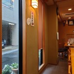 やぶ善 - 店内左壁は外の光も入って、明るい店内です。