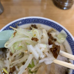 鳳神角ふじ - 野菜はシャキッ！漬けニンニクと共に頂く。旨い！