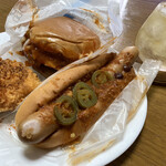 MOS BURGER - スパイシーなアイテムで揃えてみました…(=´∀｀)
                        モスはソースたっぷりでなかなか綺麗に撮れないですが、ママチャリの振動直撃で更にソースが暴れまくってしまいました(T ^ T)