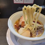 らーめん三極志 - カツオの冷やしーめん味玉付の麵リフト