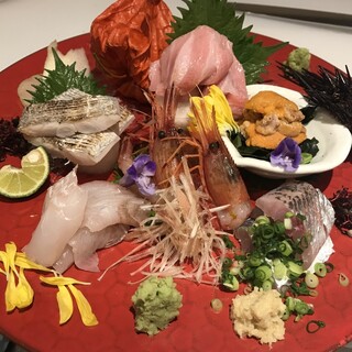 Enjoy seasonal cuisine. We are particular about using natural seasonal sashimi.