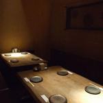 炭火焼鳥 ももたろう - ゆったりと寛げる店内