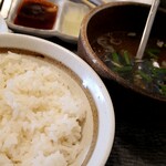 Yakiniku Tougen - ご飯普通盛り。わかめスープ