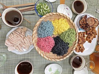 AFURI - 「真夏の彩り五色麺」と「豪華！肉五種盛り合わせ」