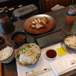 とんかつ マンジェ - セットの定食はご飯とお味噌汁とサラダと小鉢が一品付きます