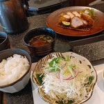 とんかつ マンジェ - お味噌汁は赤出汁でした