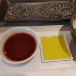 とんかつ マンジェ - 白トリュフソルトとノーマルのとんかつソースとオリーブオイル