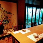由縁別邸代田 割烹 月かげ - ゆったりした二人用テーブル席。