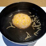 Yuembetteidaitakappoutsukikage - 御椀＞丸仕立て。海老真薯揚げ、順菜、振り柚子。