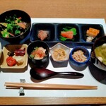 由縁別邸代田 割烹 月かげ - 朝食＞有機野菜サラダ、ローストビーフ、小松菜のお浸し、塩納豆、鶏そぼろ。食事＞ご飯、味噌汁、香の物、しぐれ煮、明太子、蒲鉾、わさび漬け。