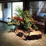 由縁別邸代田 割烹 月かげ - フロント前の生花！